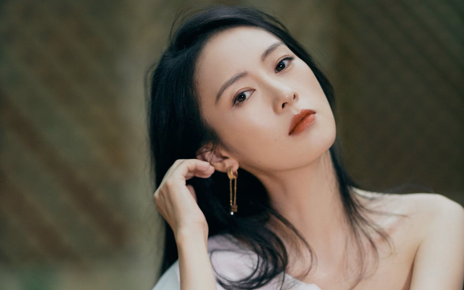 “战术深度：不同教练的战术大比拼”，教练在布置战术时讲到了常用的比赛阵型