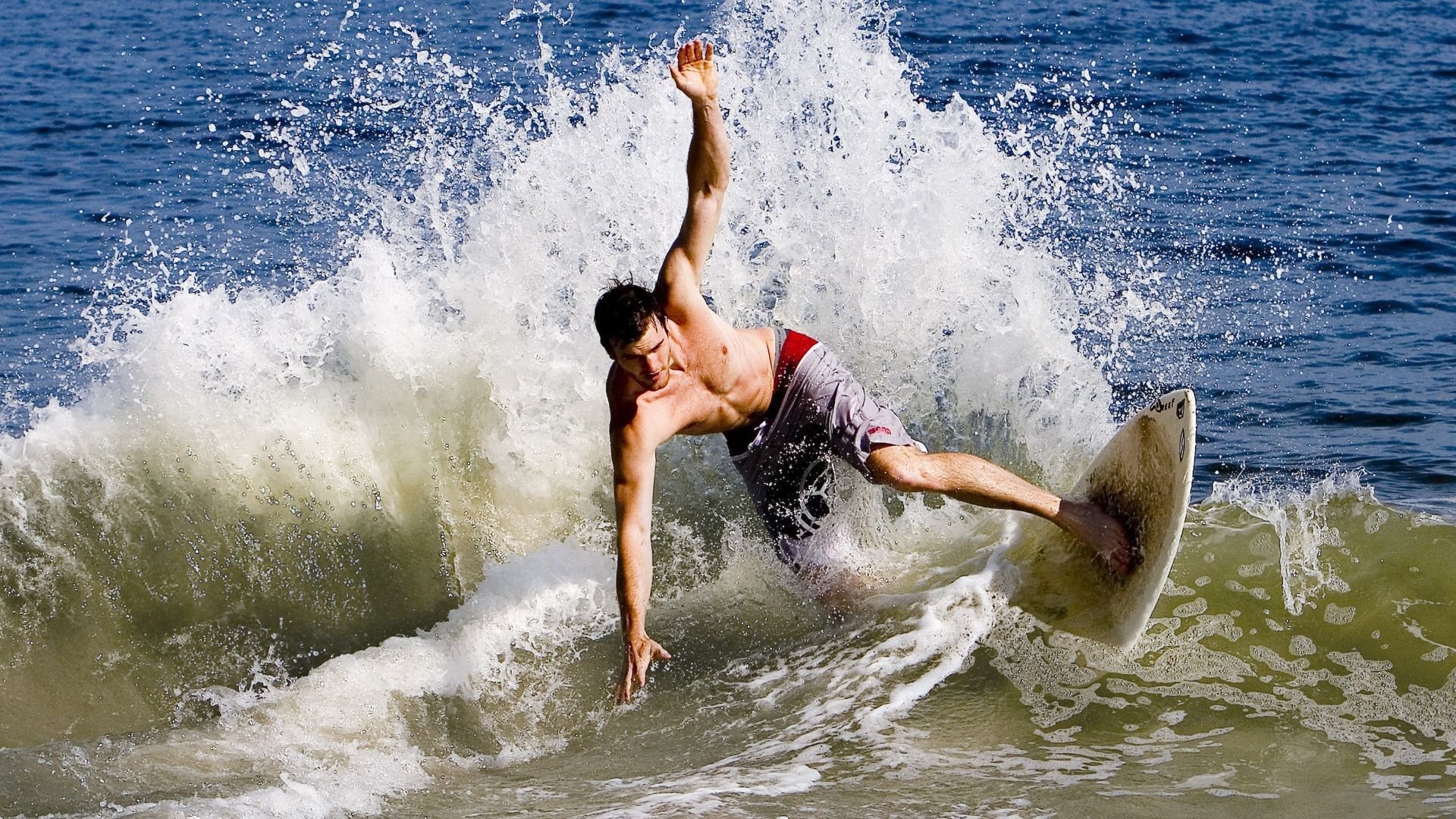 奥格斯堡蓝衫军铁闷韧性，坚守阵地砥砺向前